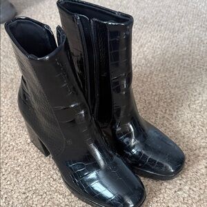 Elegant Black Croc-Embossed Ankle Boots size 8